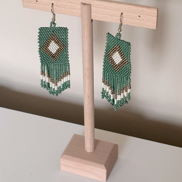 Green, gold and white beaded earrings - Picture 4 of 5